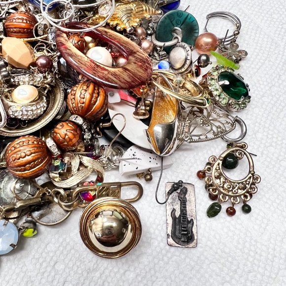 Heartbreak Earrings - 2 ½ lb No Mate Earring Lot Box - Picture 2 of 5